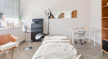 The Best Brows In Town, bilde 3