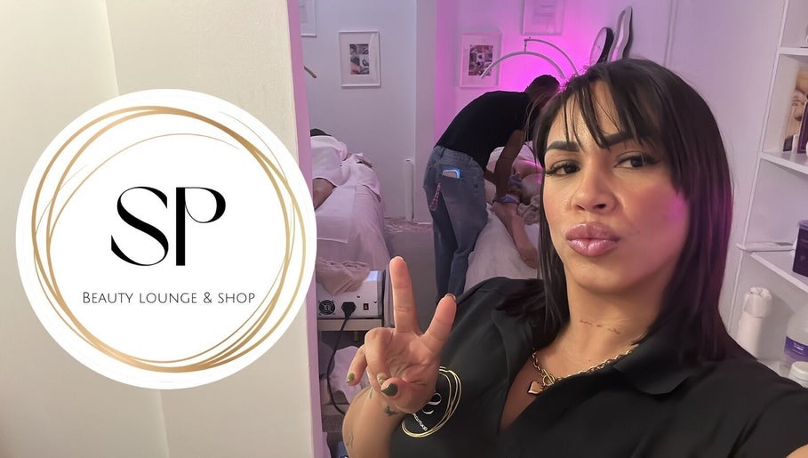 Interior de SP Beauty Lounge & Shop en Aguada, PR, mostrando un masaje relajante en progreso.