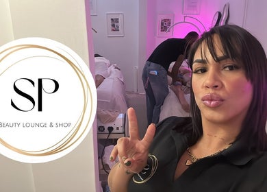 Interior de SP Beauty Lounge & Shop en Aguada, PR, mostrando un masaje relajante en progreso.
