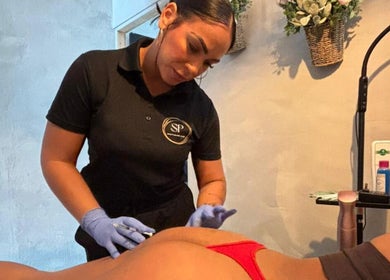 Tratamiento corporal en SP Beauty Lounge & Shop, Aguada, Aguada, PR, mejorando el bienestar del cliente.