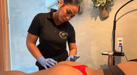Tratamiento corporal en SP Beauty Lounge & Shop, Aguada, Aguada, PR, mejorando el bienestar del cliente.