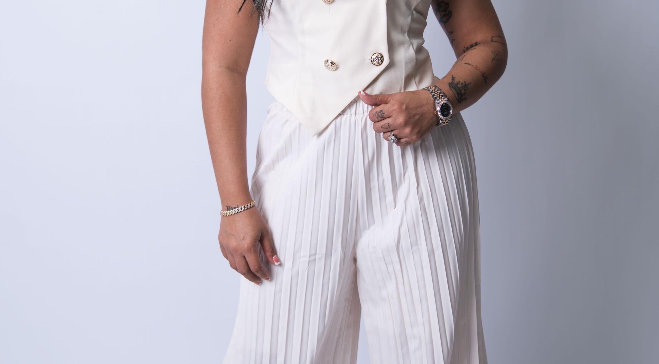 Cliente de SP Beauty Lounge & Shop en Aguada, PR, vestida con ropa elegante blanca detallada.