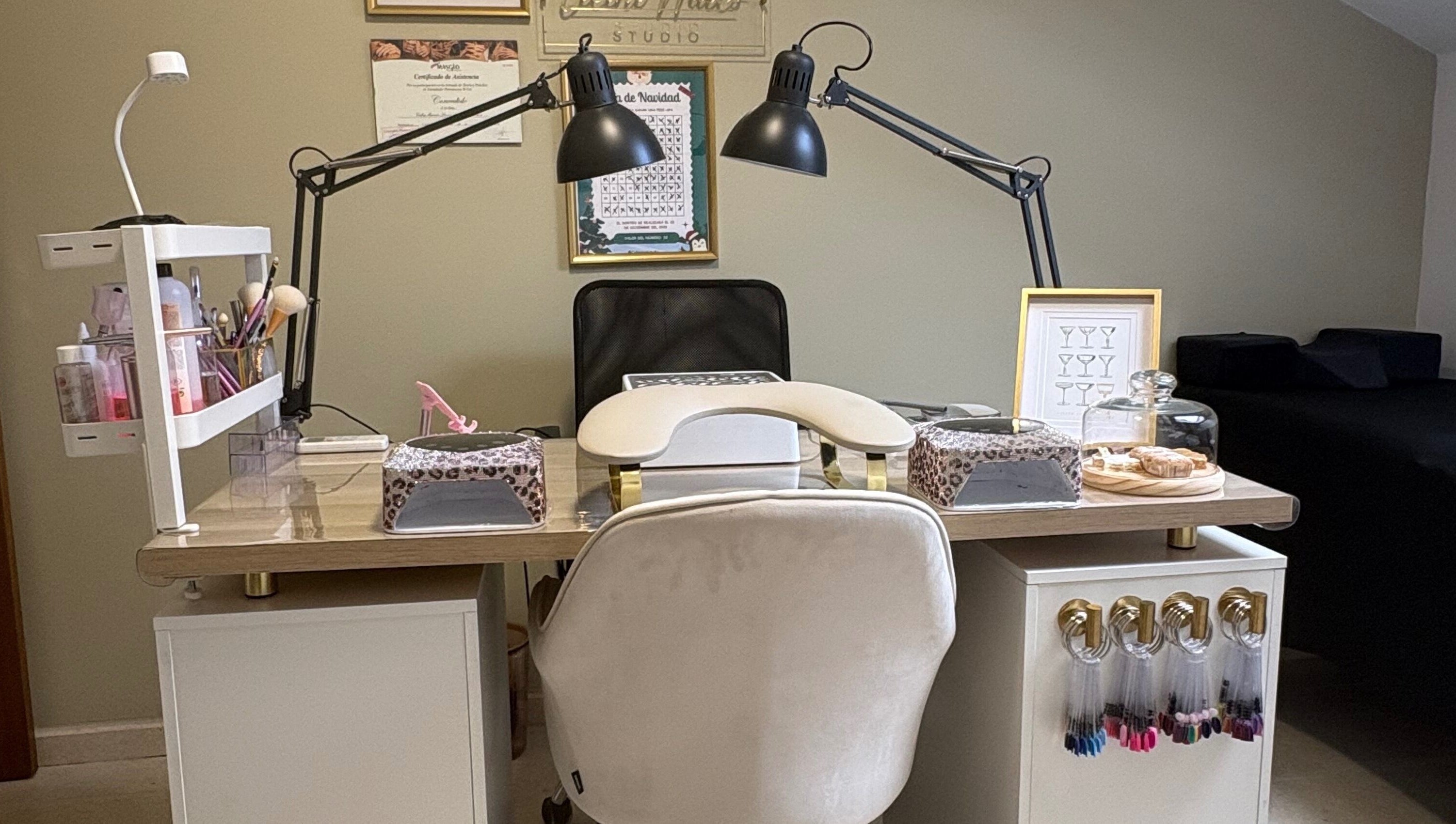 Mesa de manicura en Celine nails studio, Manzanares, Castilla-la Mancha, ES, con herramientas y decoraciones elegantes.