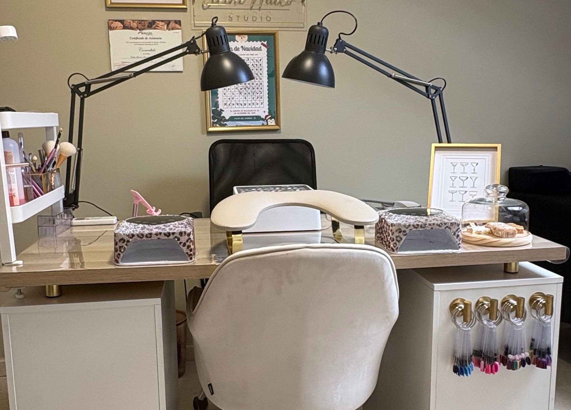 Mesa de manicura en Celine nails studio, Manzanares, Castilla-la Mancha, ES, con herramientas y decoraciones elegantes.