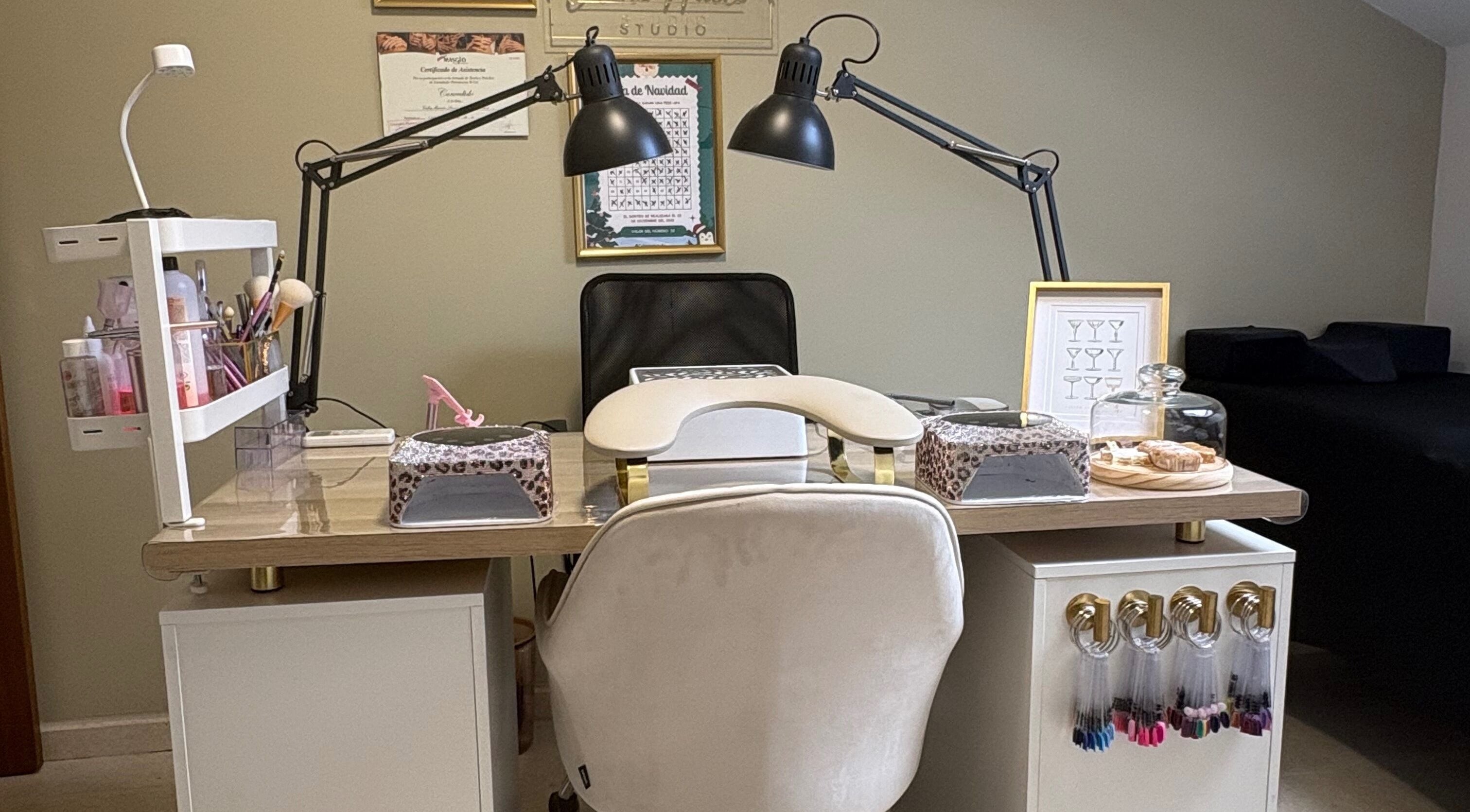 Mesa de manicura en Celine nails studio, Manzanares, Castilla-la Mancha, ES, con herramientas y decoraciones elegantes.