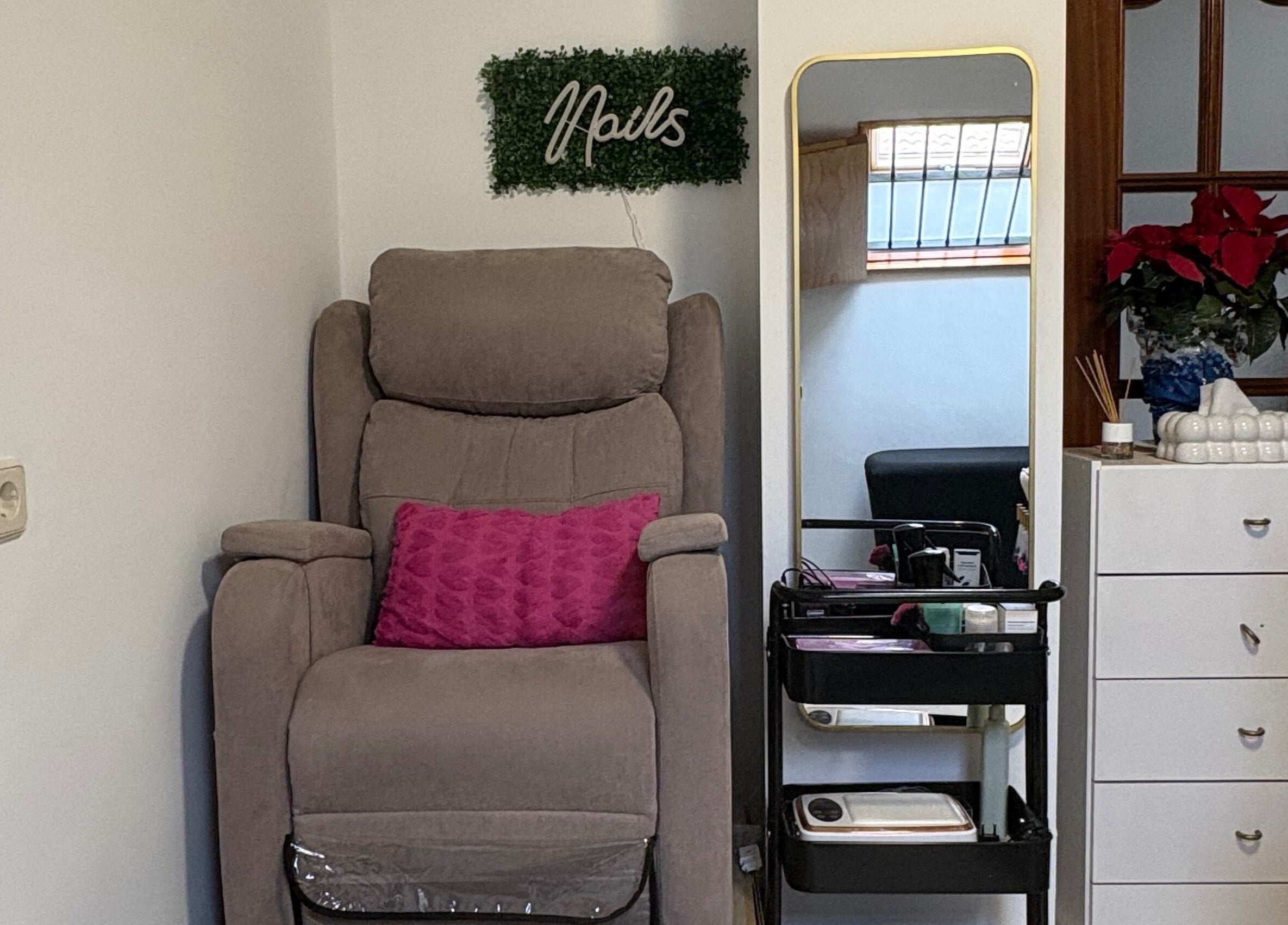 Acogedor rincón de Celine nails studio en Manzanares, Castilla-la Mancha, ES, con sillón y decoración elegante.