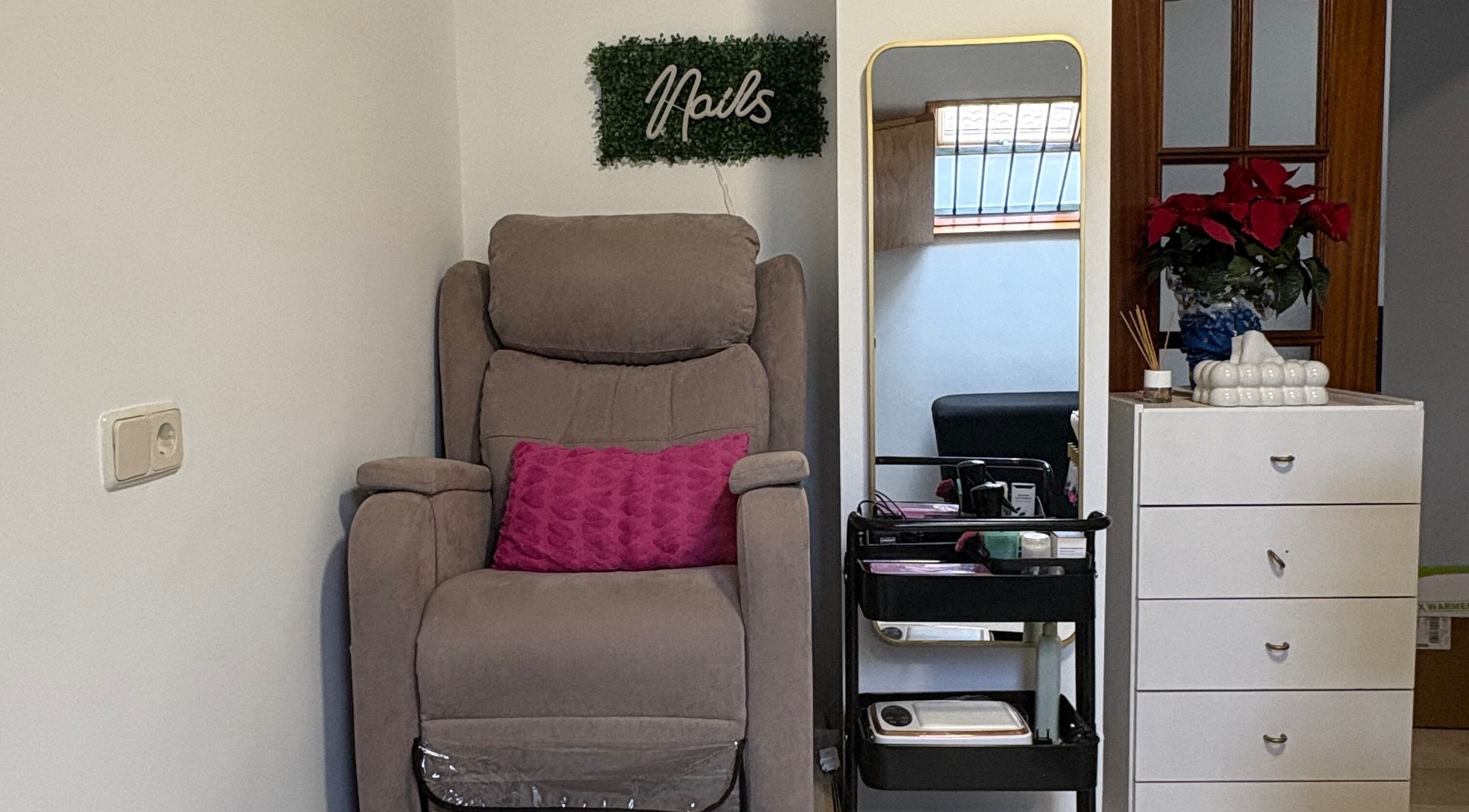 Acogedor rincón de Celine nails studio en Manzanares, Castilla-la Mancha, ES, con sillón y decoración elegante.