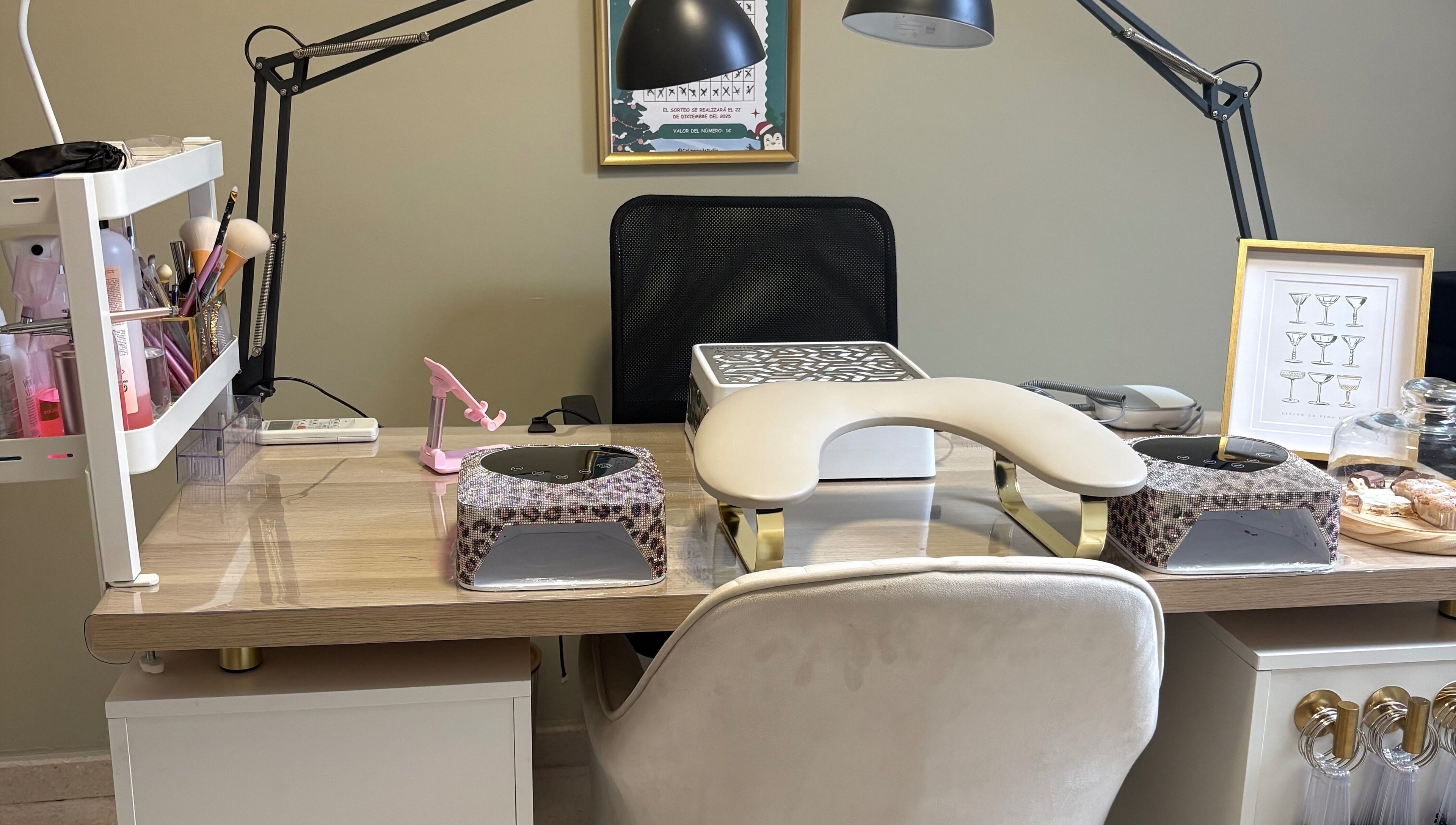 Mesa de manicura equipada en Celine Nails Studio, Manzanares, Castilla-la Mancha, ES