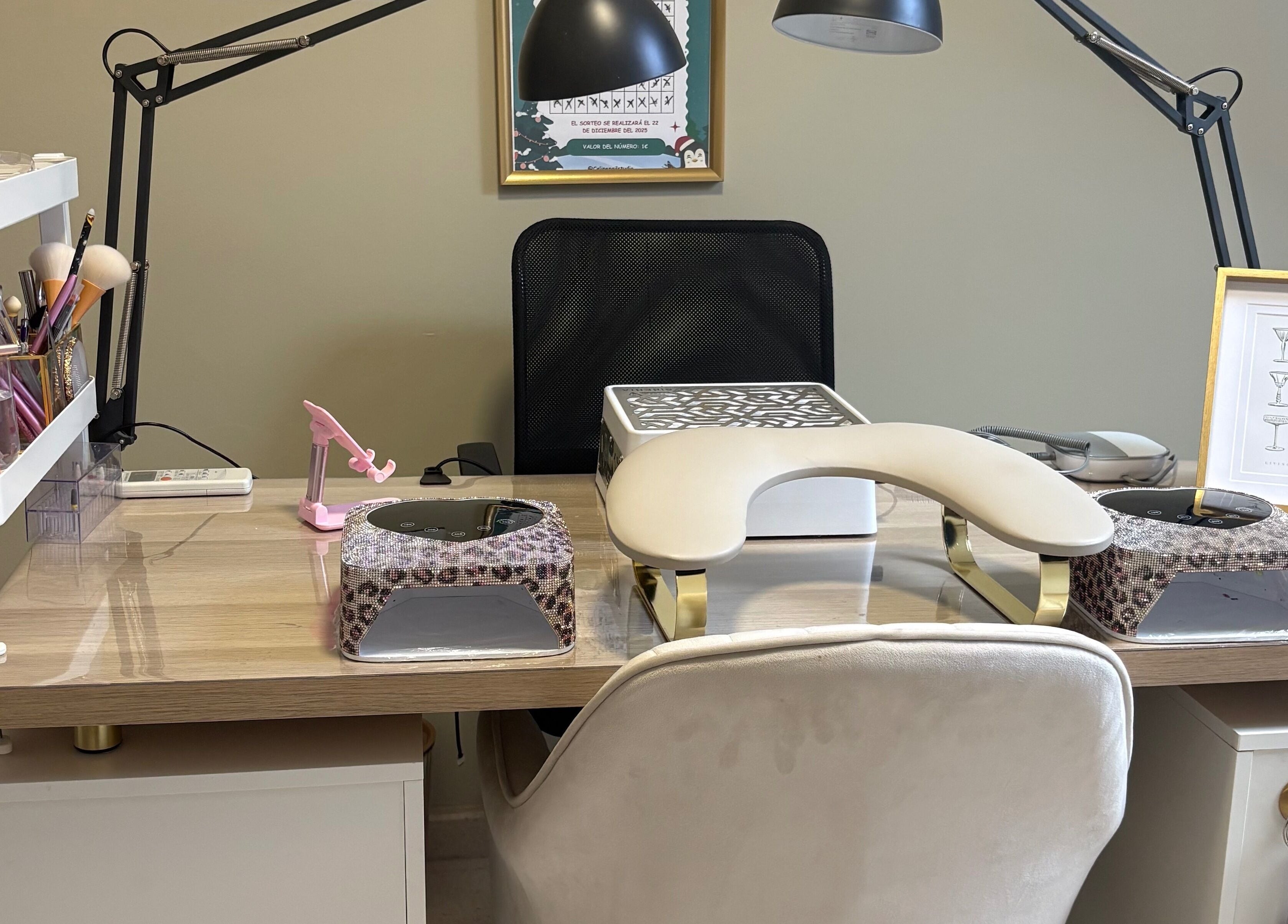 Mesa de manicura equipada en Celine Nails Studio, Manzanares, Castilla-la Mancha, ES