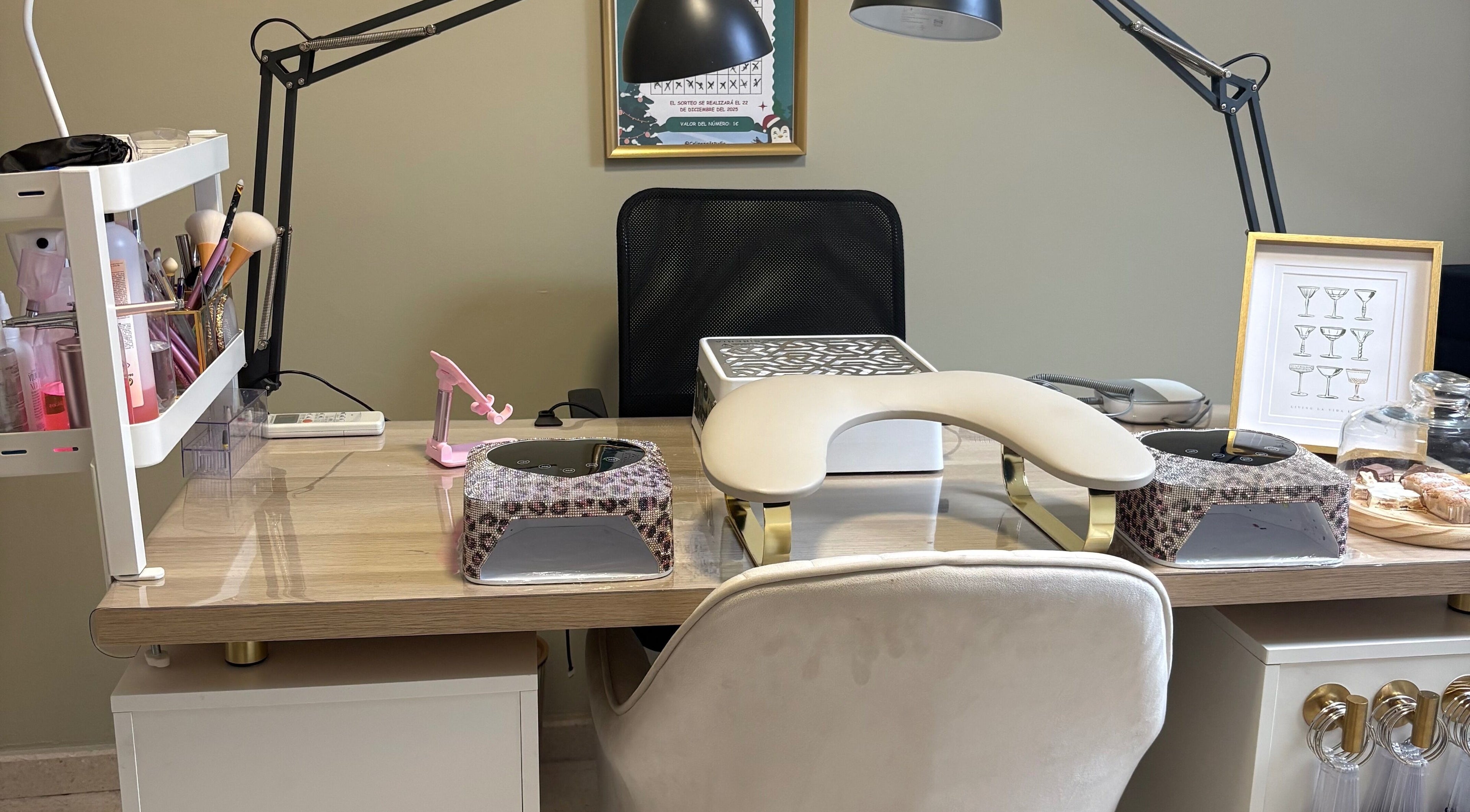 Mesa de manicura equipada en Celine Nails Studio, Manzanares, Castilla-la Mancha, ES