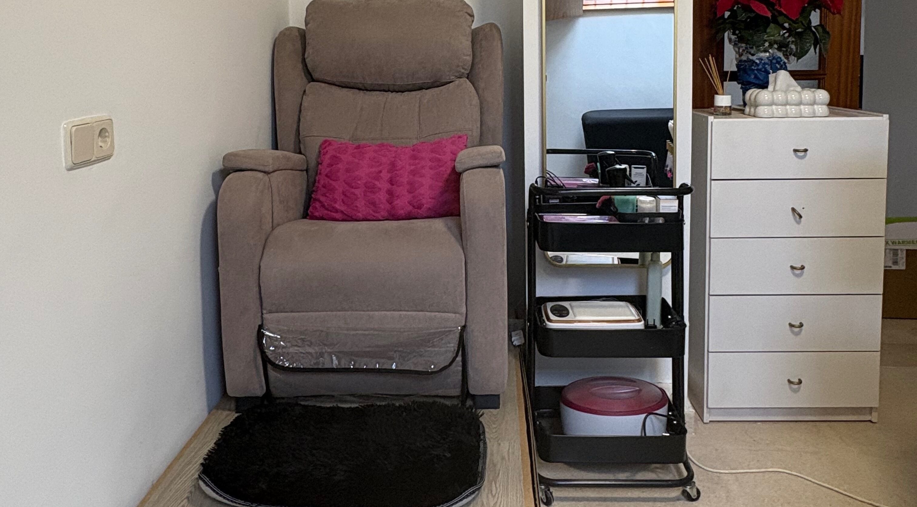 Silla cómoda en Celine Nails Studio, Manzanares, Castilla-la Mancha, ES, para servicios de belleza.