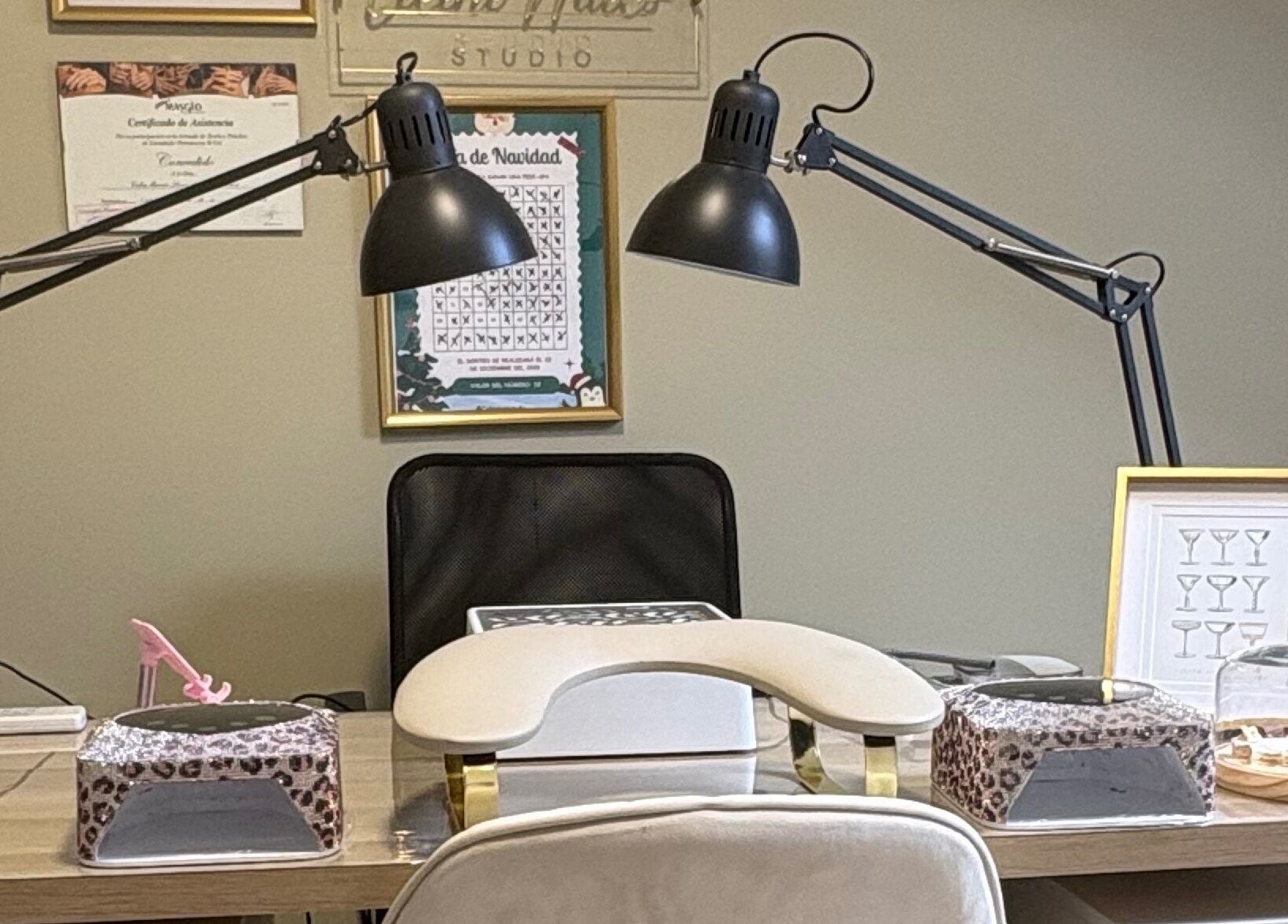 Mesa de trabajo en Celine Nails Studio, Manzanares, Castilla-la Mancha, ES, con lámparas y utensilios.