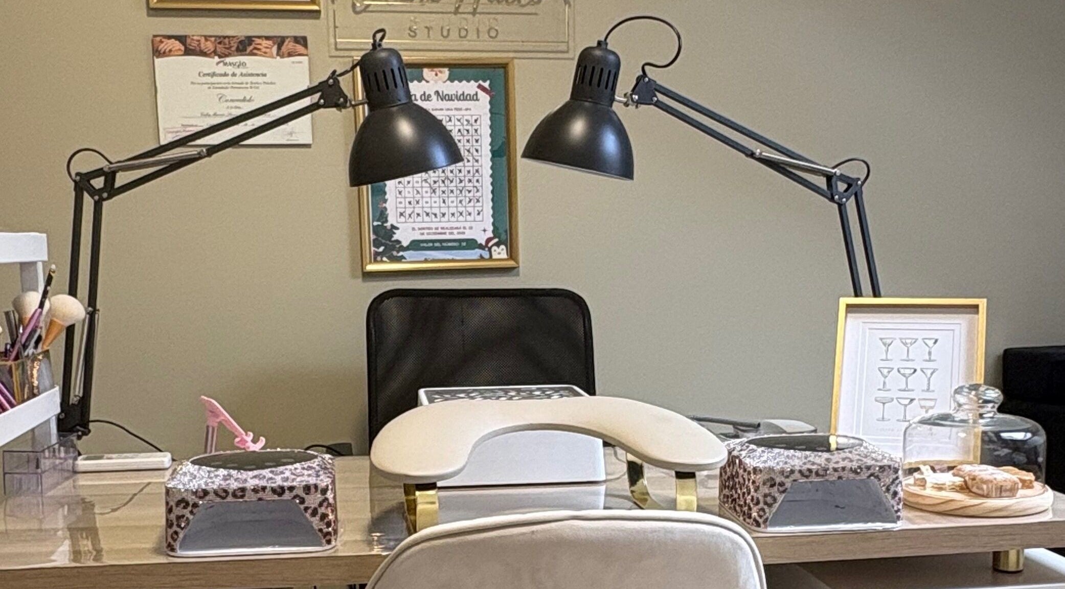 Mesa de trabajo en Celine Nails Studio, Manzanares, Castilla-la Mancha, ES, con lámparas y utensilios.