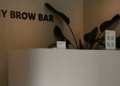 Réception élégante de My Brow Bar à Istres, Provence-alpes-côte D'azur, FR, avec décor minimaliste.