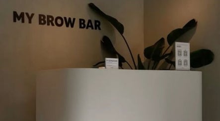 Réception élégante de My Brow Bar à Istres, Provence-alpes-côte D'azur, FR, avec décor minimaliste.