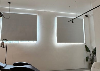Intérieur élégant de My Brow Bar à Istres, Provence-alpes-côte D'azur, FR avec sièges et plantes.