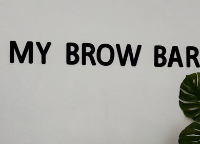 Enseigne de My Brow Bar à Istres, Provence-alpes-côte D'azur, FR avec décoration végétale.