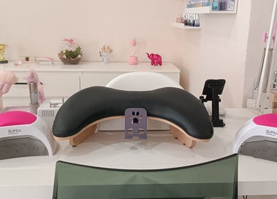Área de trabajo de manicura en Glowy beauty salon, Sagunt, Comunidad Valenciana, ES, con lámparas UV y herramientas.