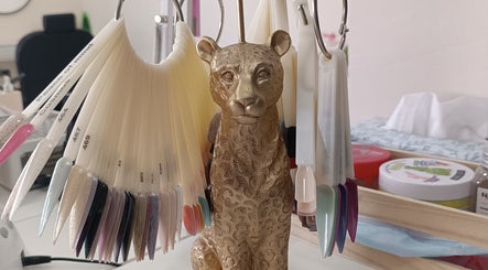 Muestra de uñas en leopardo decorativo en Glowy beauty salon, Sagunt, Comunidad Valenciana, ES.