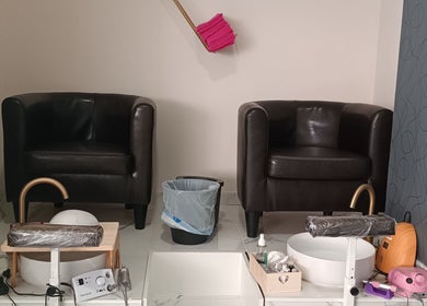 Zona de pedicura con sillones en Glowy beauty salon, Sagunt, Comunidad Valenciana, ES.