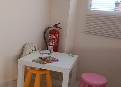 Rincón infantil en Glowy beauty salon, Sagunt, Comunidad Valenciana, ES, con mesa y juguetes.