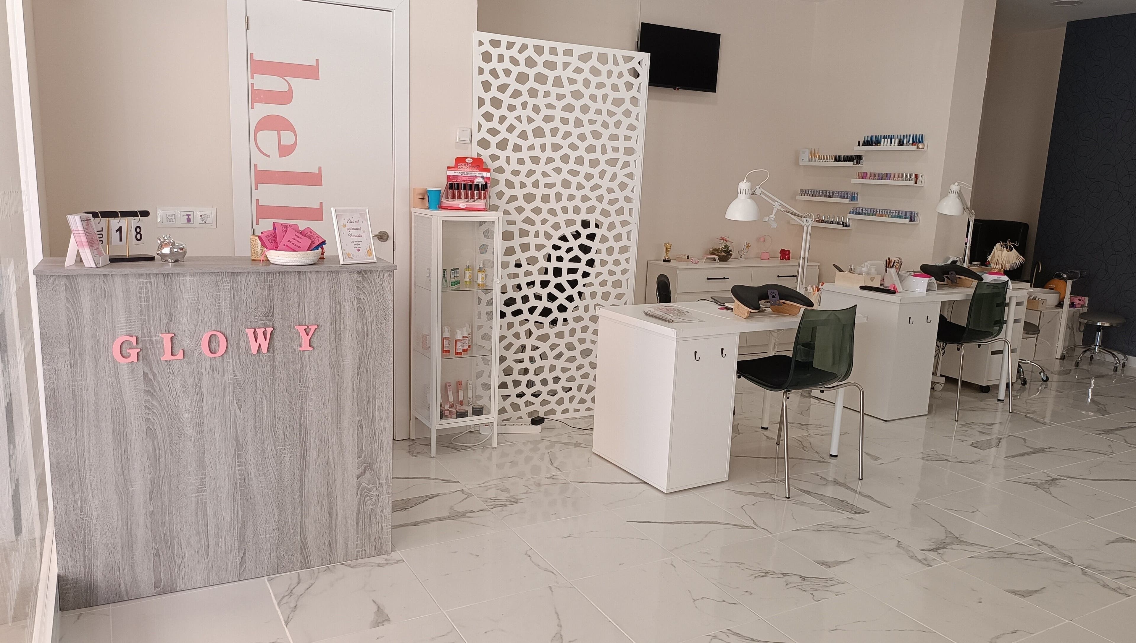Elegante recepción del Glowy Beauty Salon en Sagunt, Comunidad Valenciana, ES, destacando su moderno diseño interior.