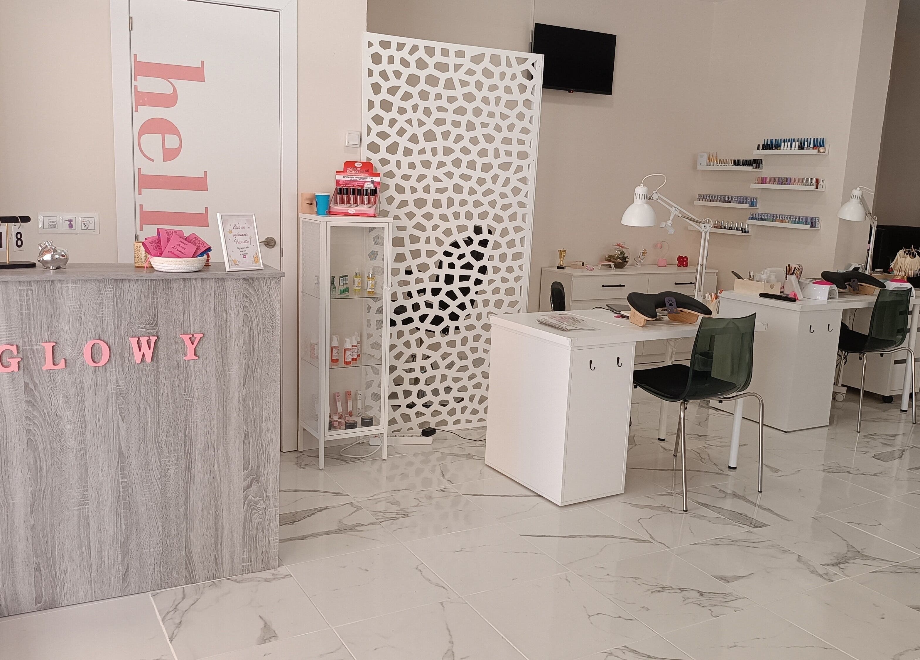 Elegante recepción del Glowy Beauty Salon en Sagunt, Comunidad Valenciana, ES, destacando su moderno diseño interior.