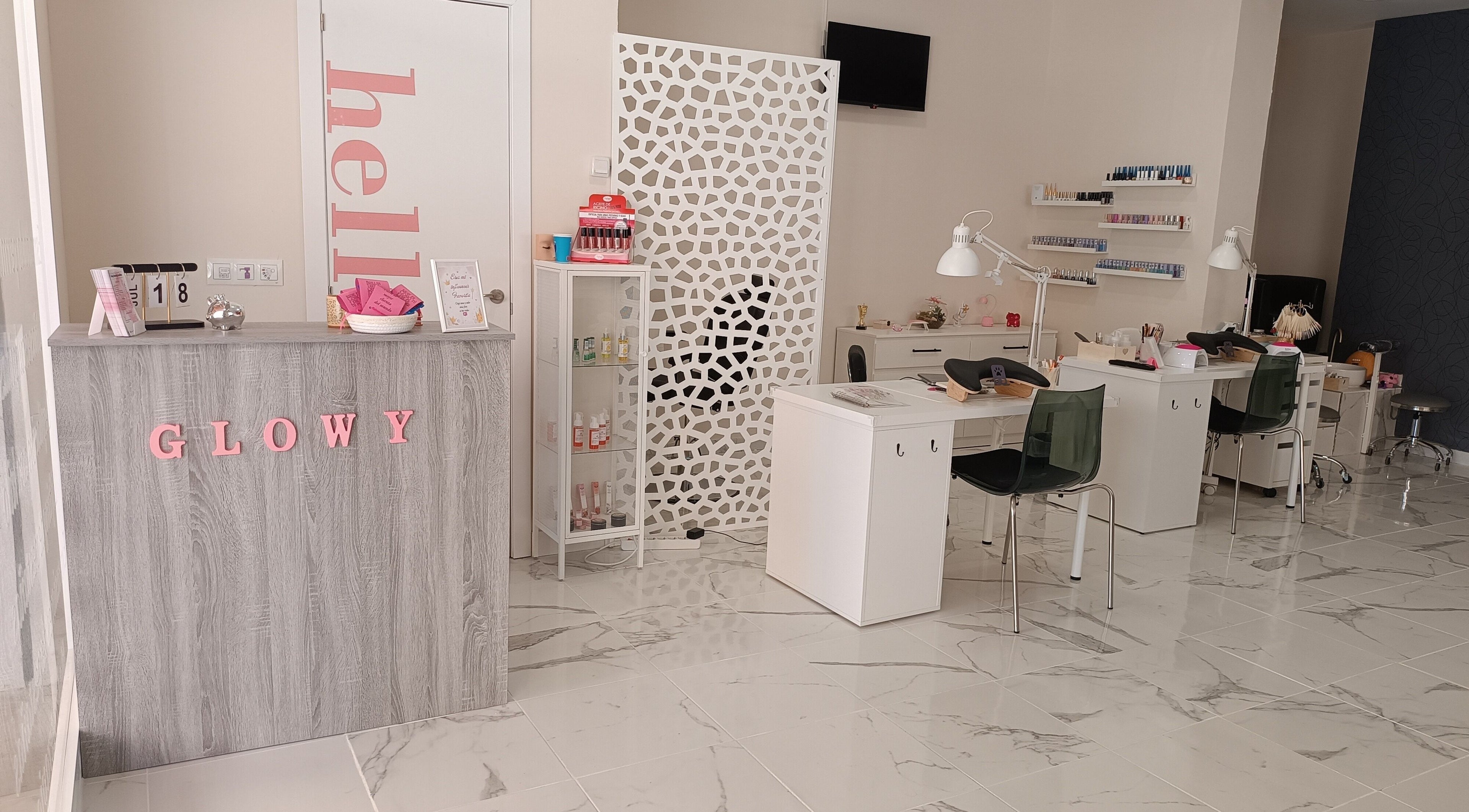Elegante recepción del Glowy Beauty Salon en Sagunt, Comunidad Valenciana, ES, destacando su moderno diseño interior.