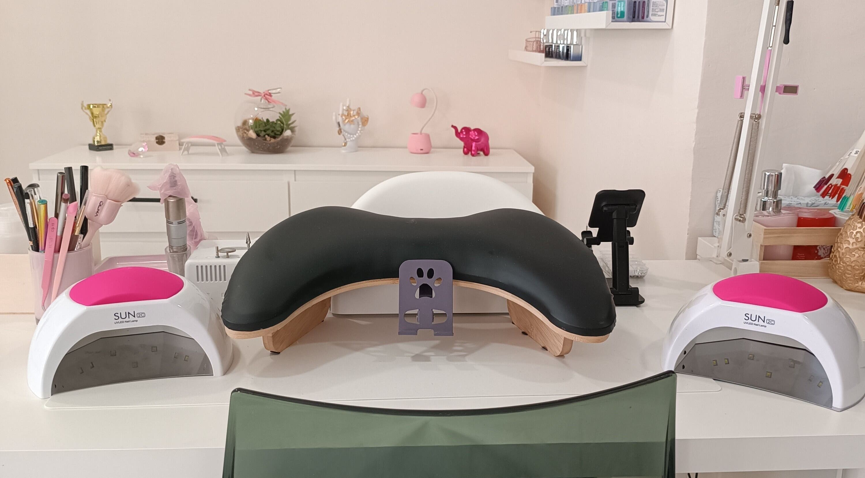 Estación de manicura en Glowy Beauty Salon, Sagunt, Comunidad Valenciana, ES, equipada para servicios de uñas.