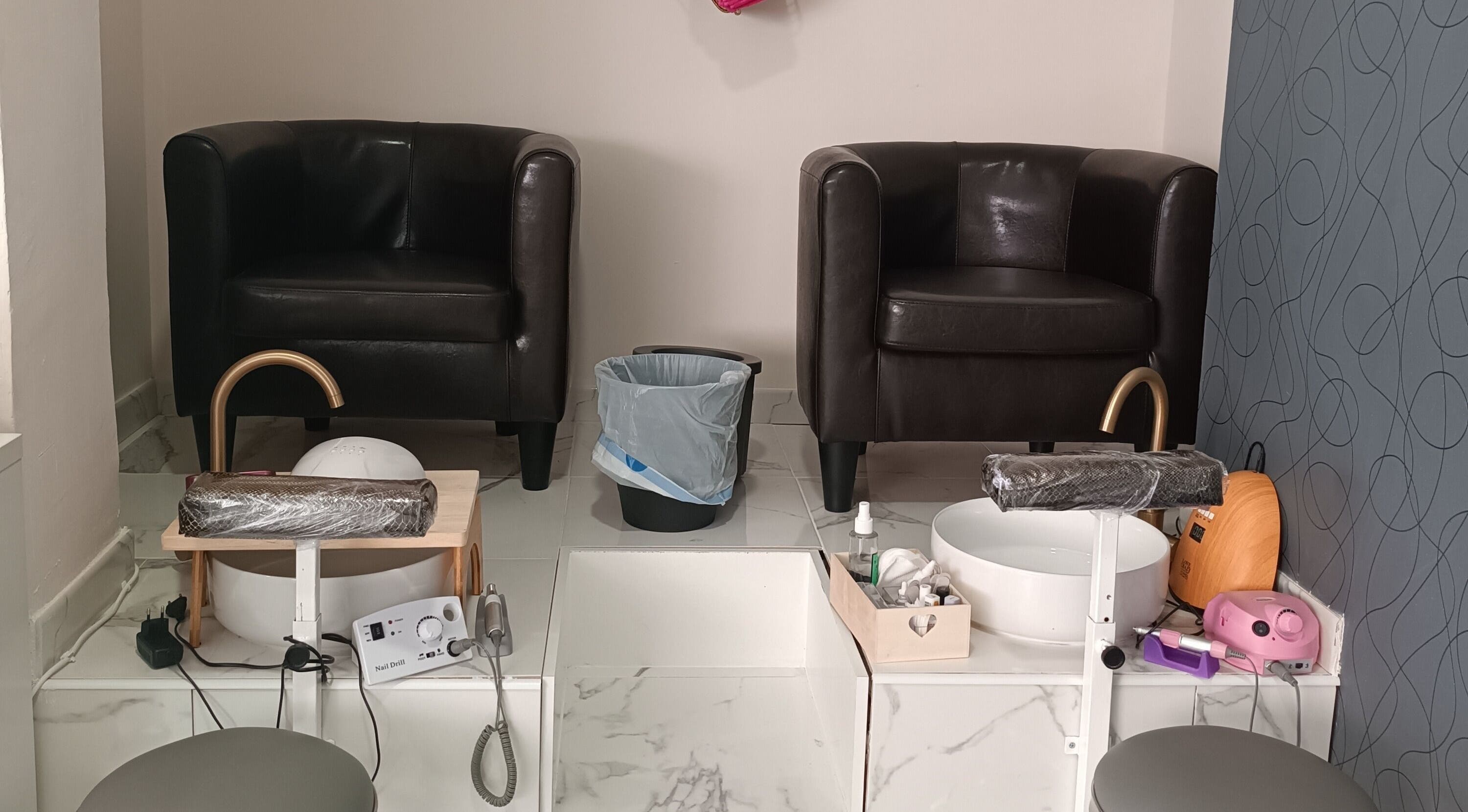Zona de pedicura en Glowy Beauty Salon, Sagunt, Comunidad Valenciana, ES, con sillones marrones cómodos.