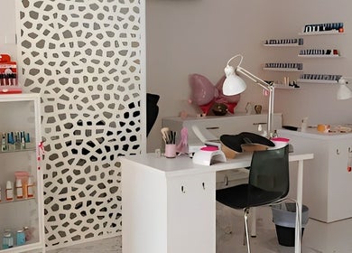 Zona de cuidado de uñas en Glowy Beauty Salon, Sagunt, Comunidad Valenciana, ES, equipada para tratamientos de belleza.