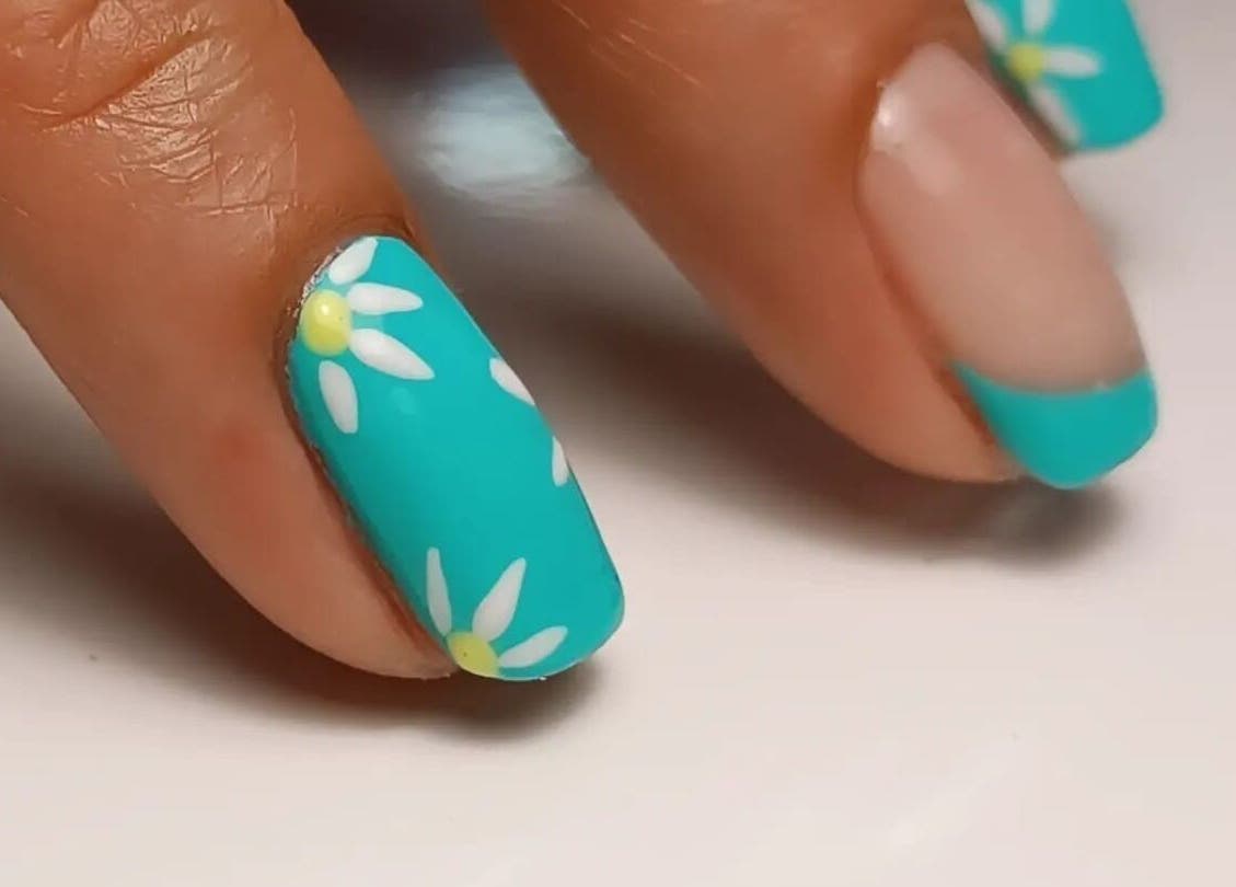 Diseño de uñas florales en Glowy Beauty Salon, Sagunt, Comunidad Valenciana, ES.