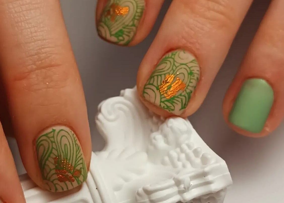 Diseño de uñas con arte floral verde en Glowy Beauty Salon, Sagunt, Comunidad Valenciana, ES.
