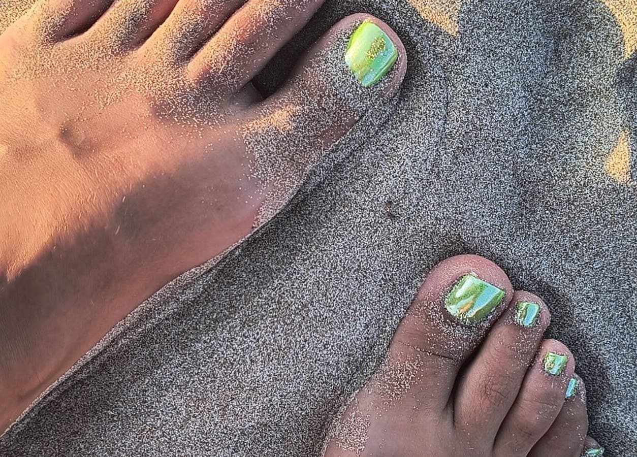 Pedicura con esmalte verde en la arena en Glowy Beauty Salon, Sagunt, Comunidad Valenciana, ES.
