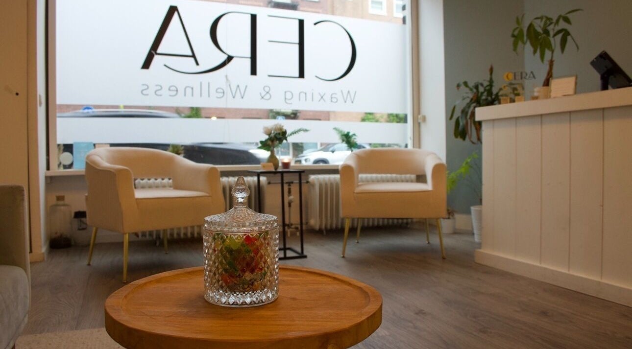 Gezellige zitruimte in Cozynailroom, Amsterdam, Noord-Holland, NL met comfortabele stoelen en decor.