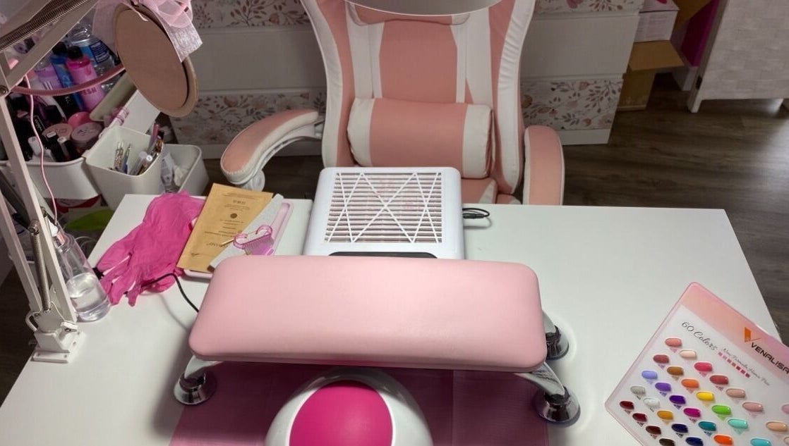 Estación de manicura en Áurea Centro de Estética 🌿 en Teixeiro, ES, con silla y accesorios en rosa.