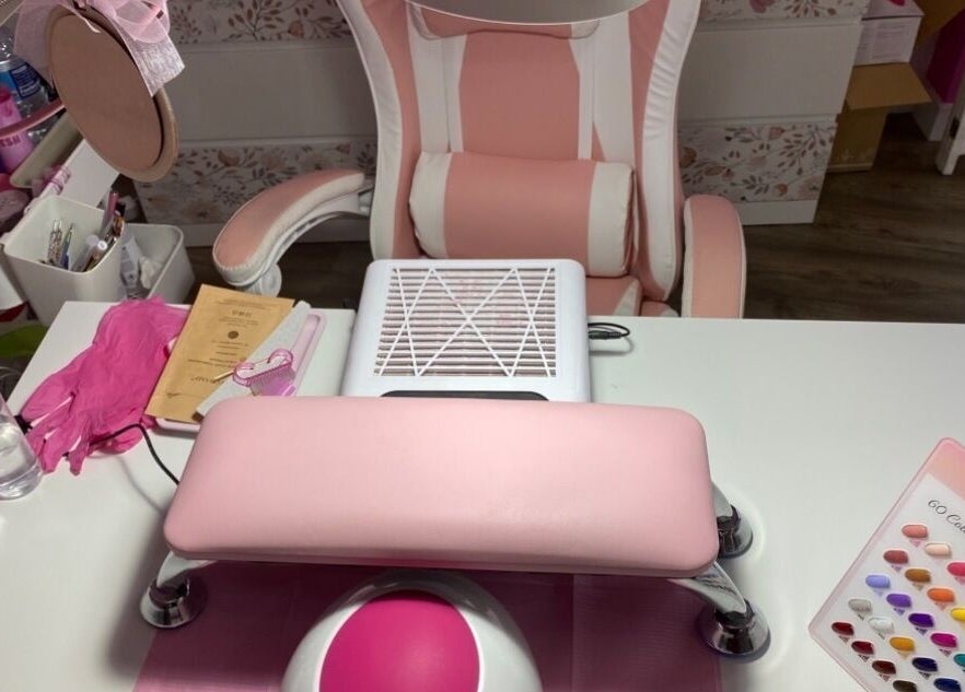 Estación de manicura en Áurea Centro de Estética 🌿 en Teixeiro, ES, con silla y accesorios en rosa.