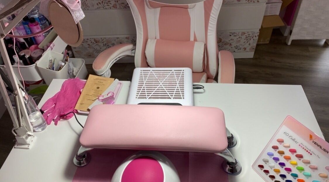 Estación de manicura en Áurea Centro de Estética 🌿 en Teixeiro, ES, con silla y accesorios en rosa.
