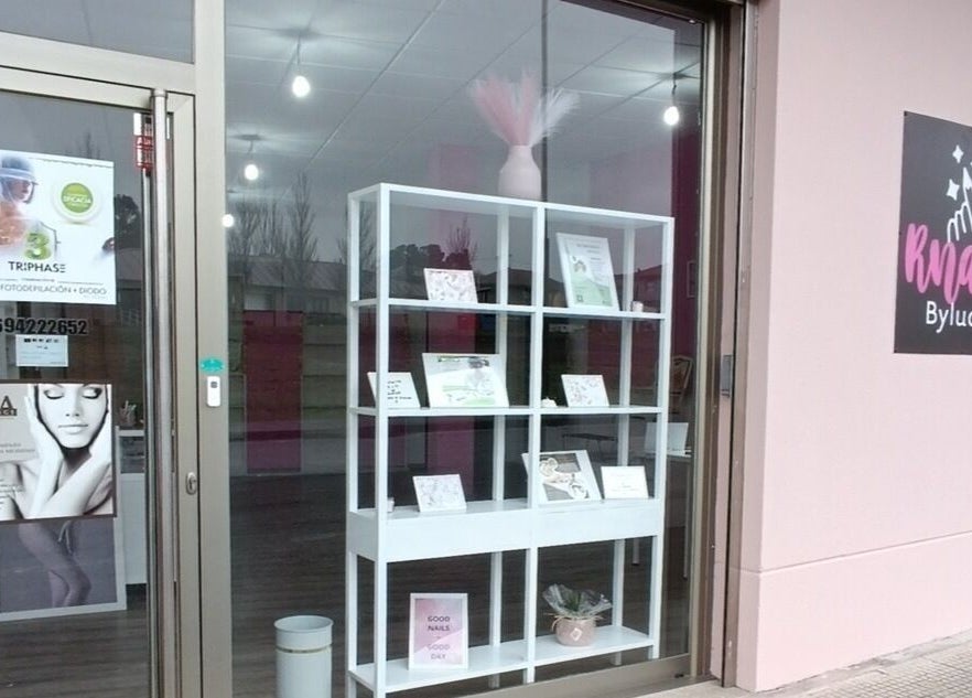 Fachada moderna del Áurea Centro de Estética 🌿 en Teixeiro, ES. Diseño limpio y acogedor.