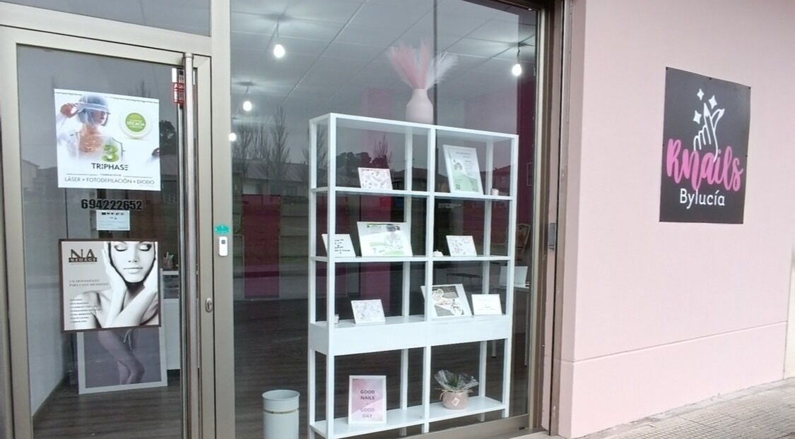 Fachada moderna del Áurea Centro de Estética 🌿 en Teixeiro, ES. Diseño limpio y acogedor.