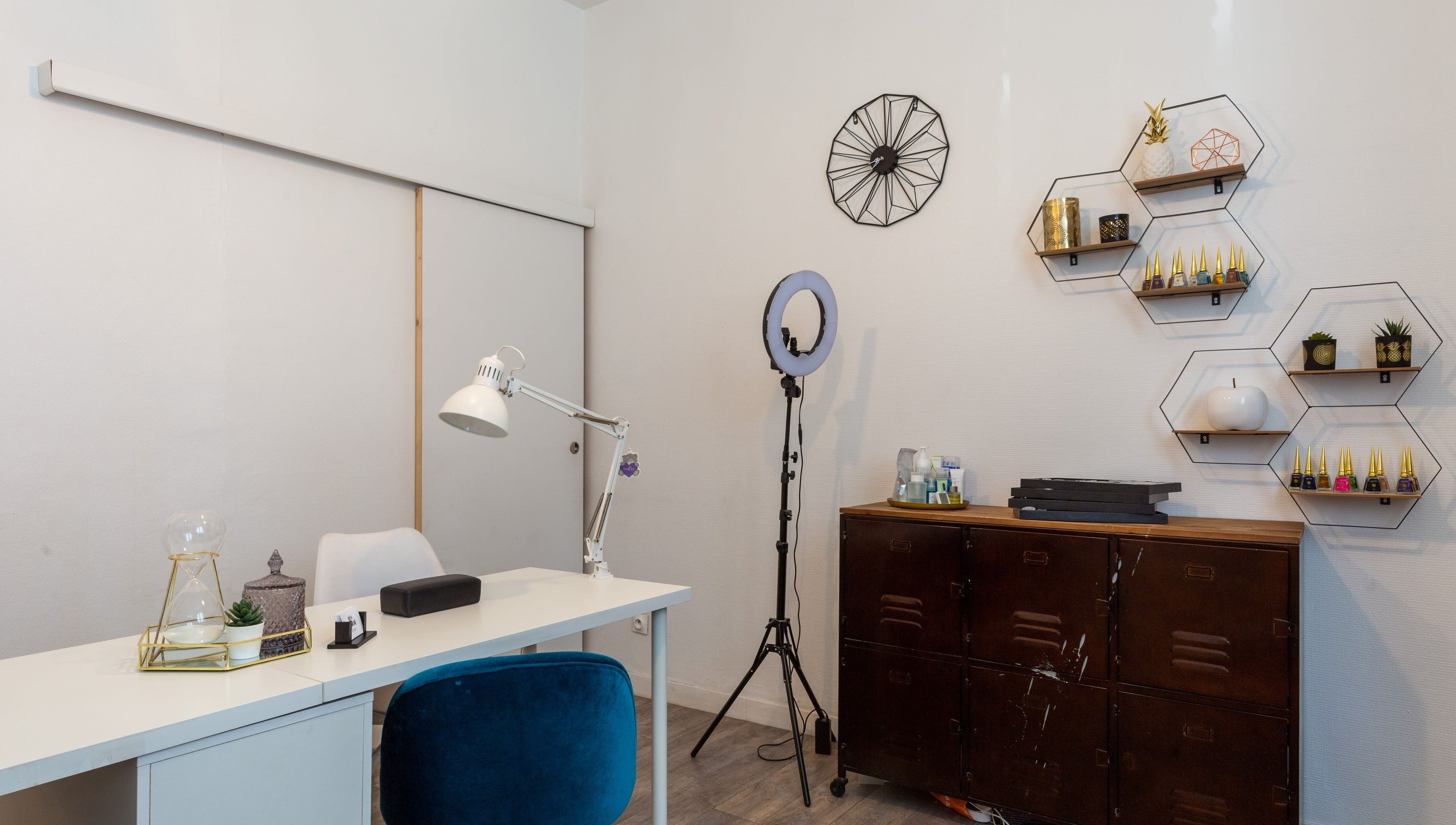 Salle élégante à 11TH SPOT, Paris, Île-de-France, FR, avec bureau blanc et étagères décoratives.