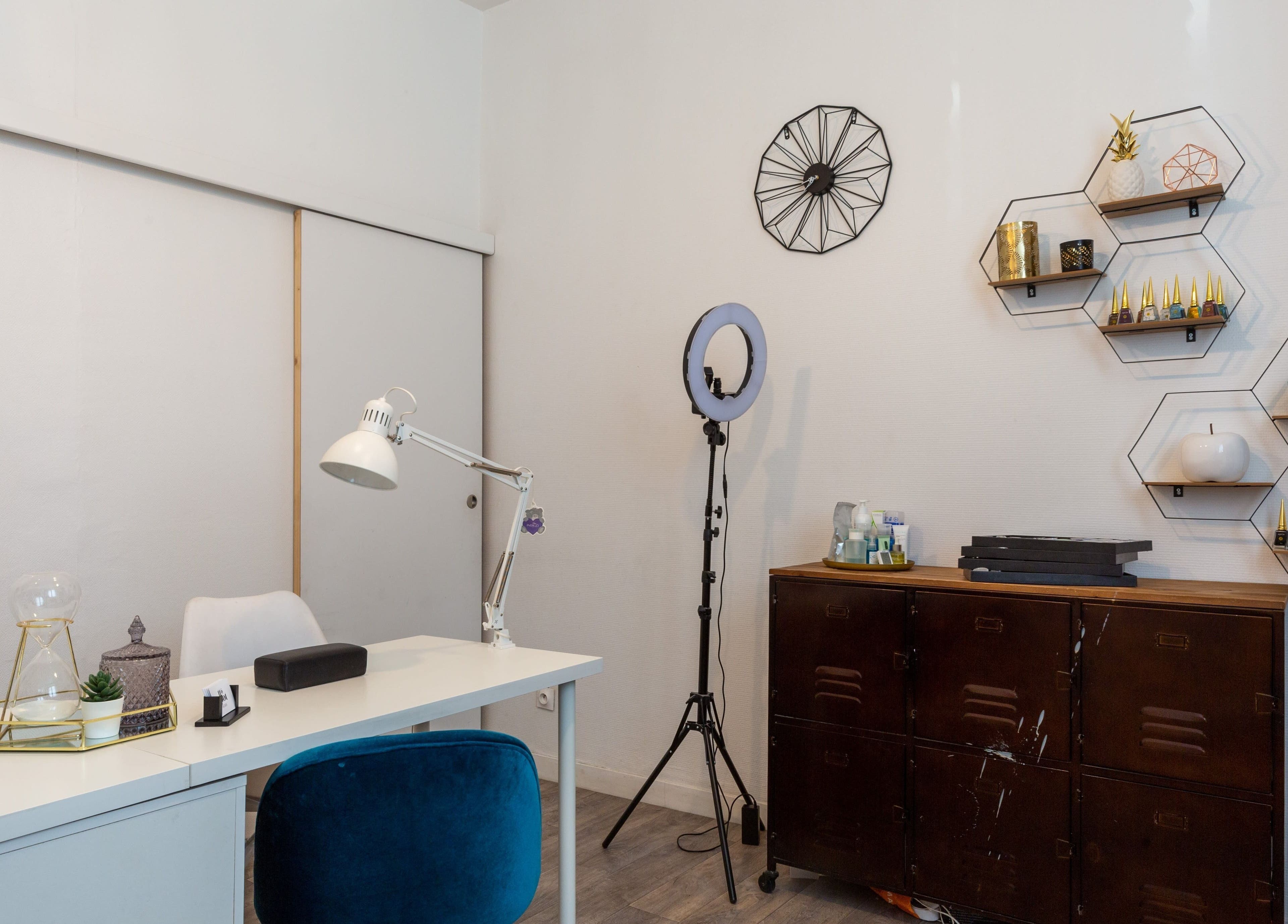 Salle élégante à 11TH SPOT, Paris, Île-de-France, FR, avec bureau blanc et étagères décoratives.