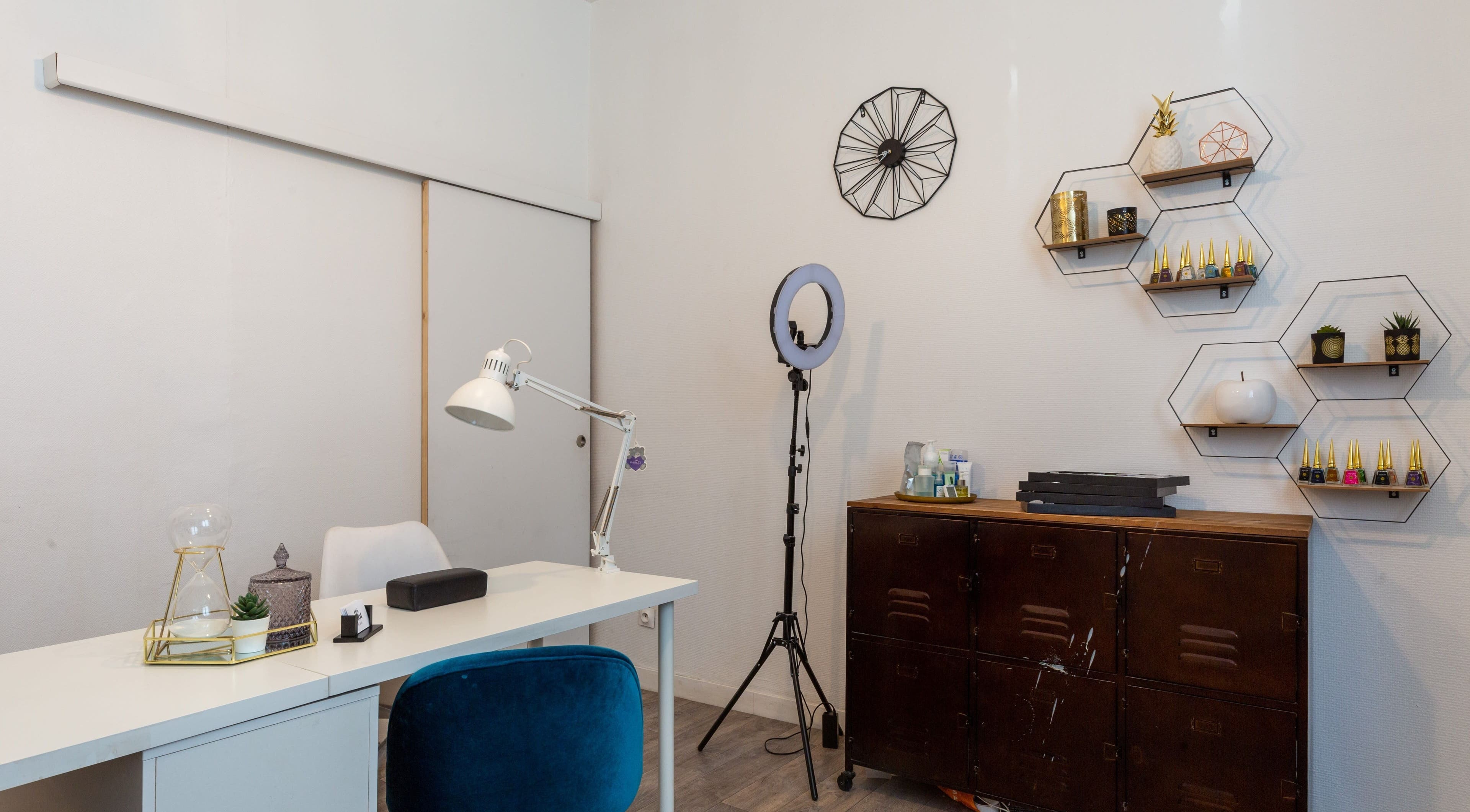 Salle élégante à 11TH SPOT, Paris, Île-de-France, FR, avec bureau blanc et étagères décoratives.