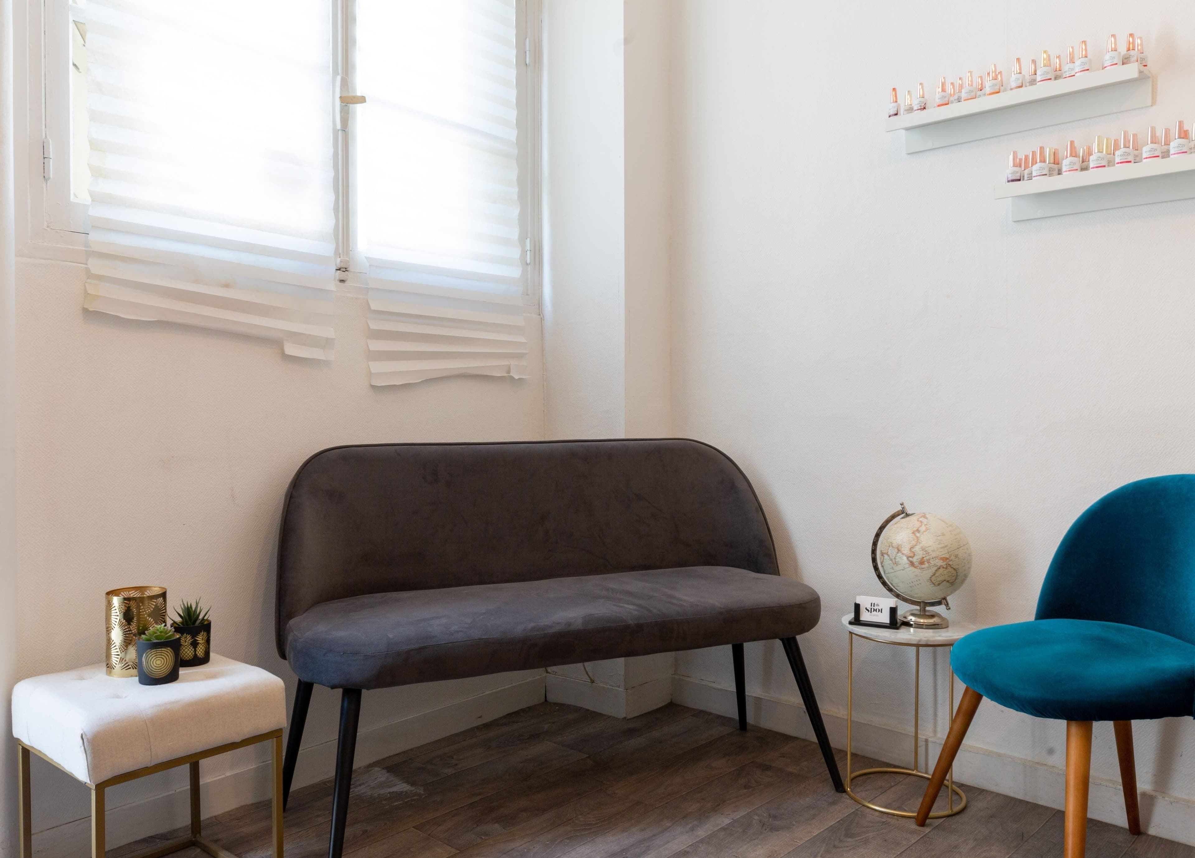 Coin beauté élégant à 11TH SPOT, Paris, Île-de-France, FR avec fauteuils modernes et globe décoratif.