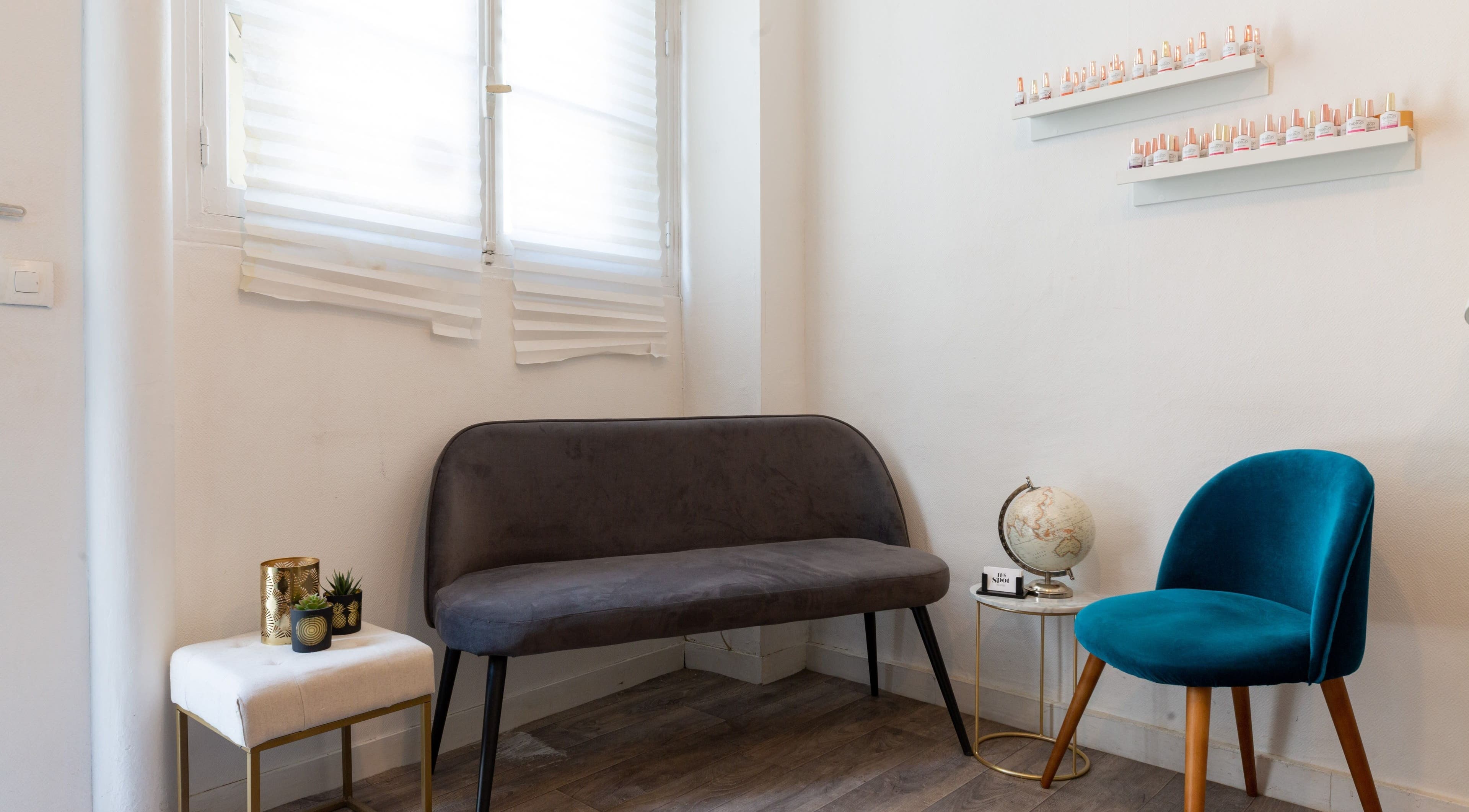 Coin beauté élégant à 11TH SPOT, Paris, Île-de-France, FR avec fauteuils modernes et globe décoratif.