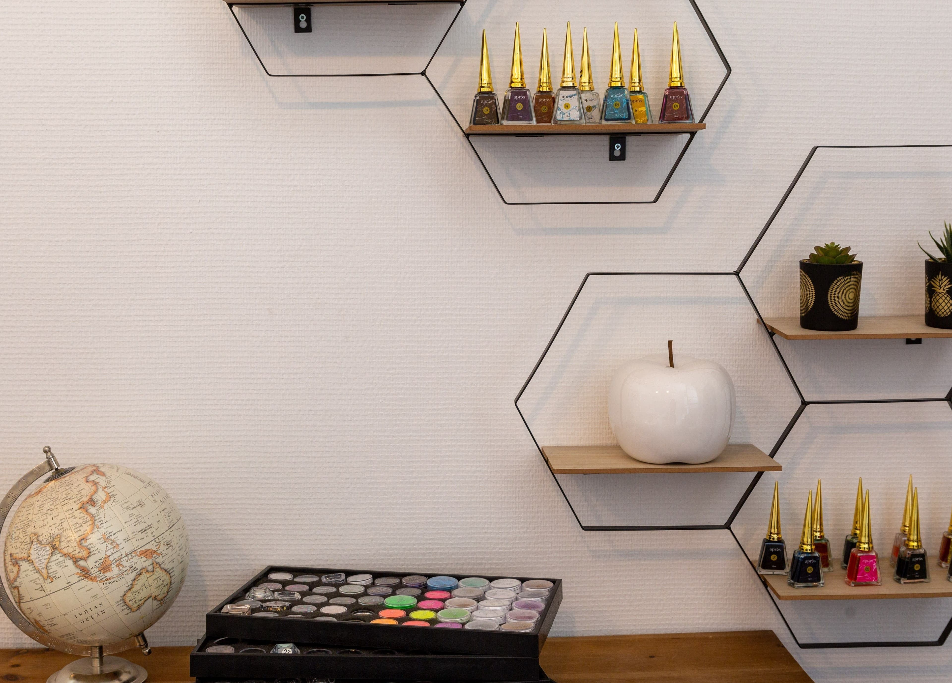 Étagères modernes avec produits de beauté à 11TH SPOT, Paris, Île-de-France, FR.