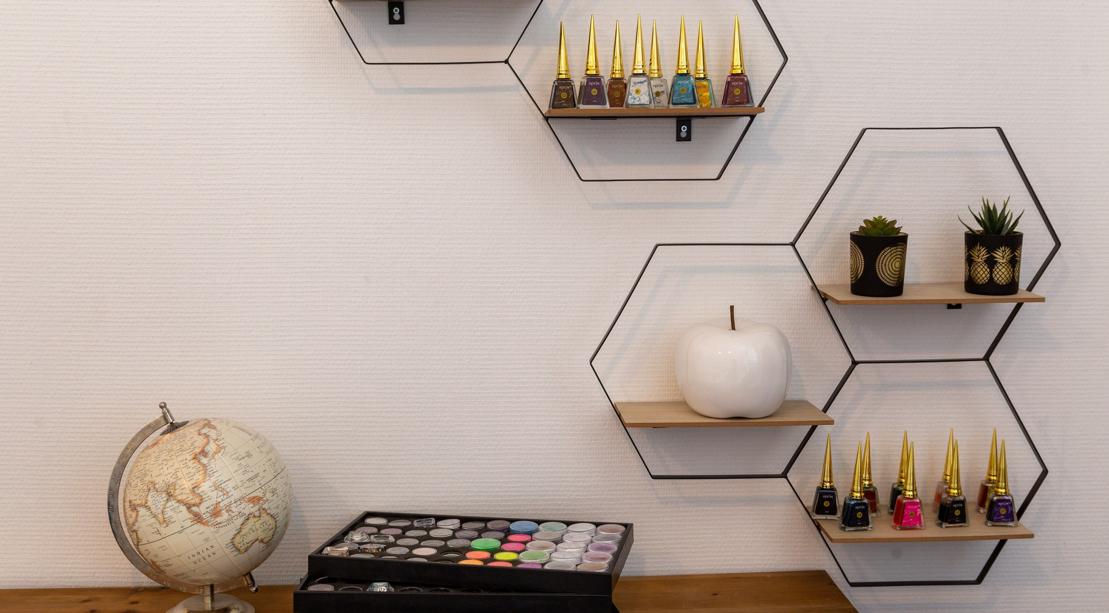 Étagères modernes avec produits de beauté à 11TH SPOT, Paris, Île-de-France, FR.