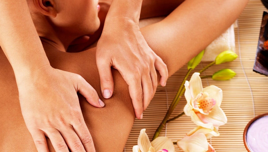 Massage relaxant à Relax'Yin - Bien-être à domicile, Le Mesnil-amelot, Île-de-france, FR avec fleurs exotiques.