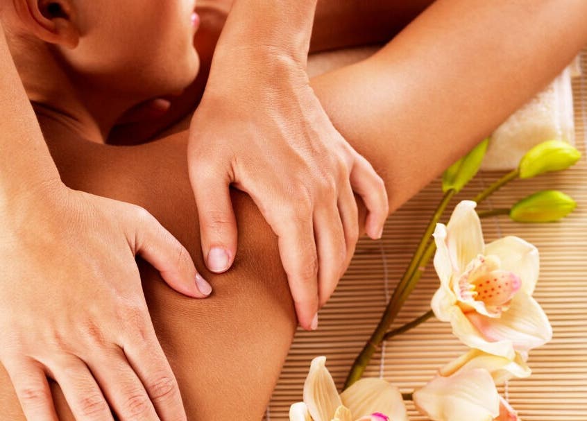 Massage relaxant à Relax'Yin - Bien-être à domicile, Le Mesnil-amelot, Île-de-france, FR avec fleurs exotiques.