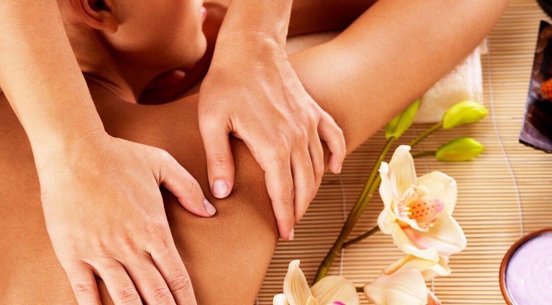 Massage relaxant à Relax'Yin - Bien-être à domicile, Le Mesnil-amelot, Île-de-france, FR avec fleurs exotiques.